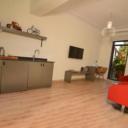Apartment Peaceful Flat With Balcony Near Hadrian's Gate *