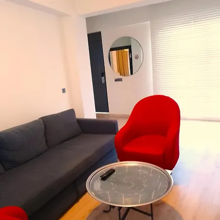Apartment Peaceful Flat With Balcony Near Hadrian's Gate