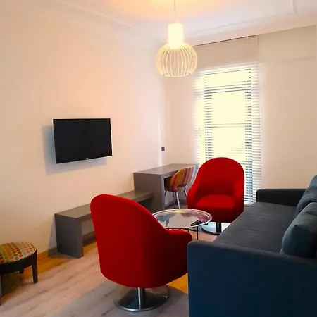 Peaceful Flat With Balcony Near Hadrian's Gate