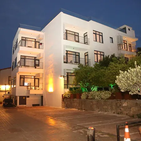 Peaceful Flat With Balcony Near Hadrian's Gate