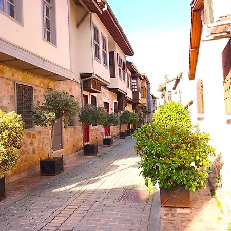 Peaceful Flat With Balcony Near Hadrian's Gate *